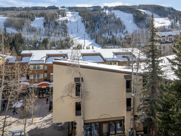 Luxury 2 Bedroom Sleeps 8 - 75 Yards to Gondola- Hot tub